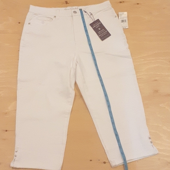 3 for $25 Bundle Sale- NWT Gloria Vanderbilt White Denim Capris, Size 10 - Picture 10 of 16
